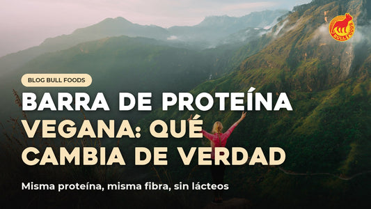 Persona en la cumbre de un cerro con los brazos en alto, portada del artículo de Bull Foods sobre la barra vegana