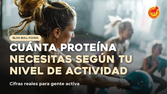Mujer entrenando con pesa rusa, portada del artículo de Bull Foods sobre cuánta proteína necesitas