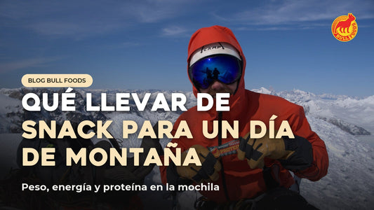 Montañista con equipo en la nieve, portada del artículo de Bull Foods sobre snacks para la montaña