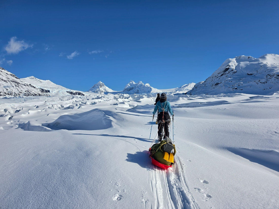 Randonnée y trineo en Campo de Hielo Sur con vista al cerro objetivo, al Travesía y al Desconsuelo