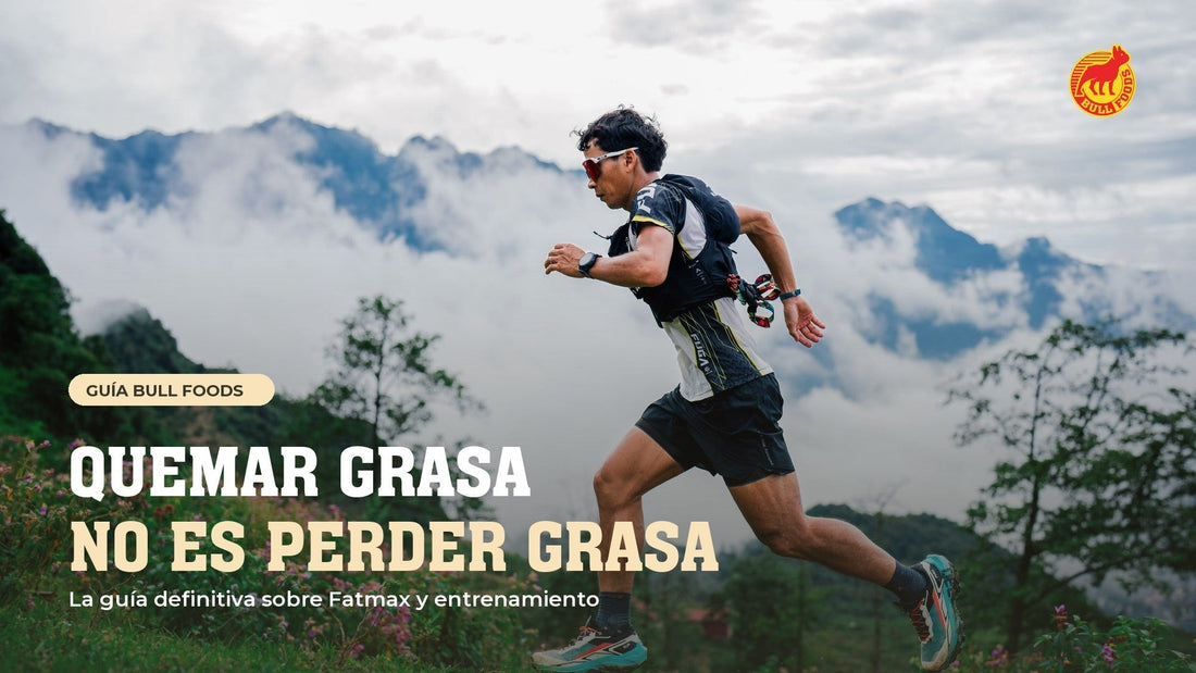 Corredor de trail avanzando por un sendero de montaña entre nubes
